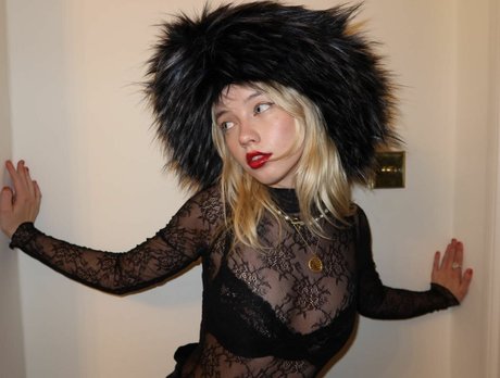 Lola Clark nice actress pictures