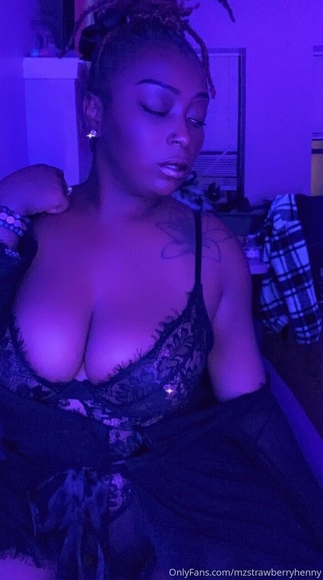 mzstrawberryhenny naked star photo