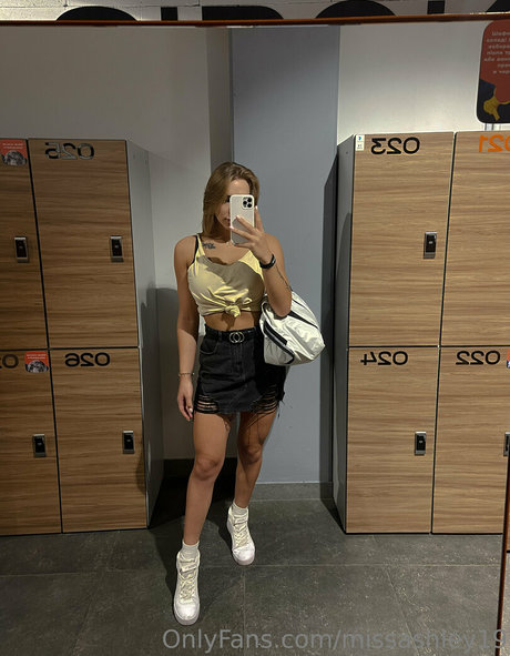 missashley19 model naked images