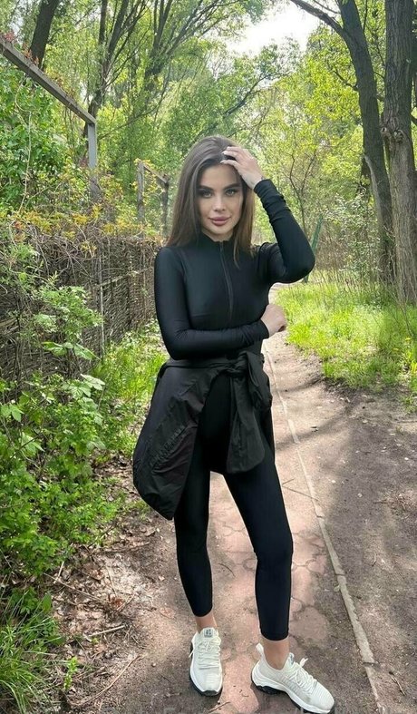 bella lla Quick model image