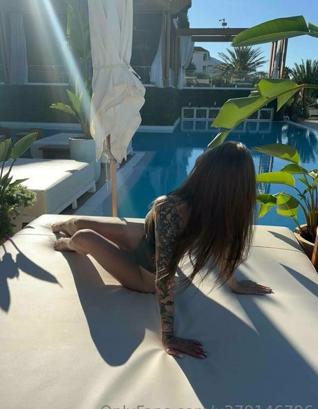 bella lla adult model pic