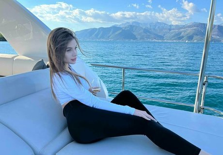 bella lla naked model img