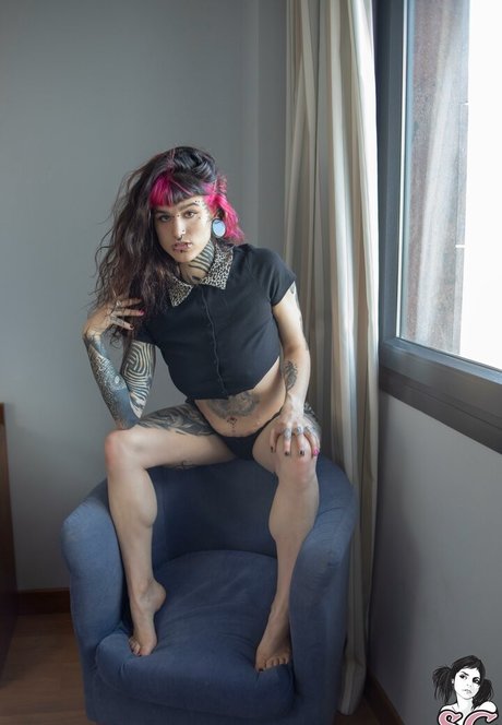 Mollymoon model nude pics