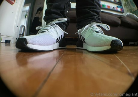 homegiant pretty pornstar img