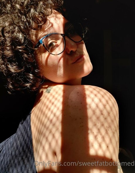 sweetfatbottomed art model photos