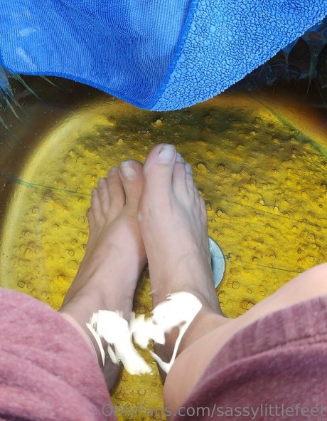 sassylittlefeet sexy model image