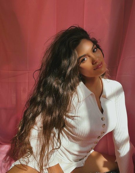 Serena Muniz star exclusive pictures