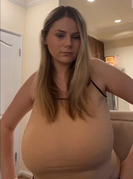 Emily V model hd pic