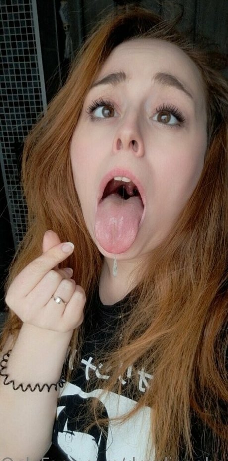 DroolingAhegaoQueen model sexy picture