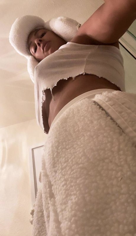 Elizabeth Cambage naked actress picture