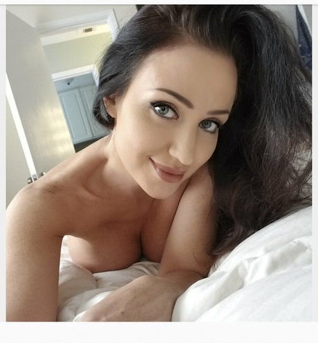 Angela Sommers model art galleries