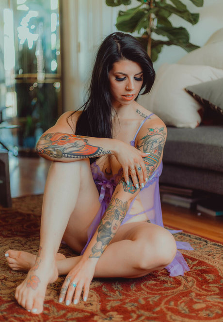 Thatsoraven95 naked pornstar img