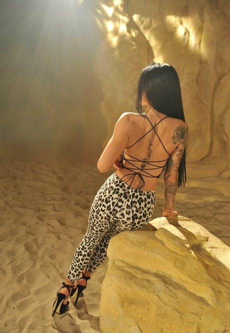 sabbie dark model hot img