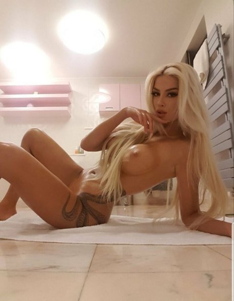 Kissofacobra model sexy picture