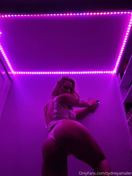 Sydney Maler naked model picture