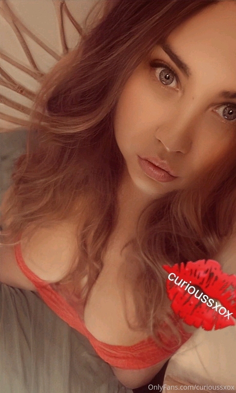 Curioussxox model naked pic