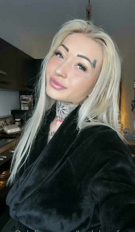 badxlucyfree model naked picture