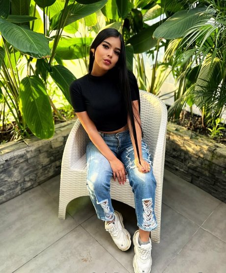 yvetteflores free model pic