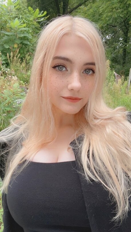 Yakirisu nude actress image