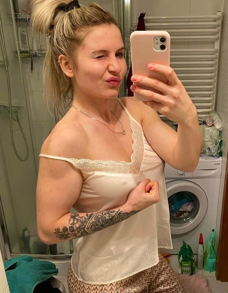 bicepgirl model sexy images