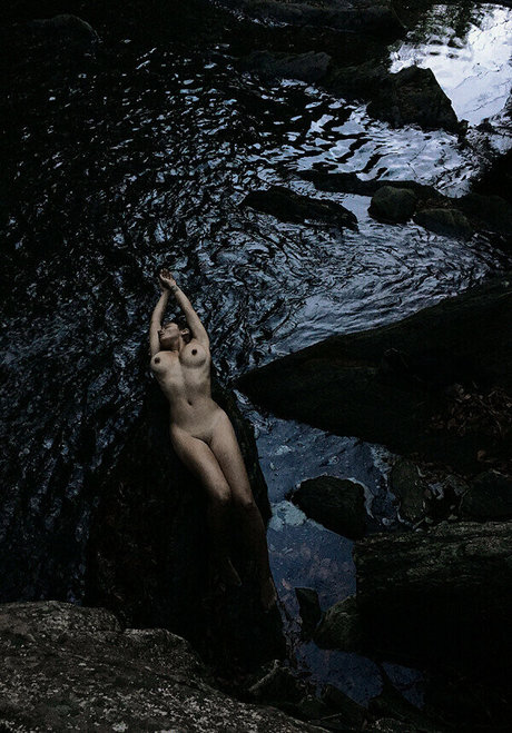 L Shima star nudes pictures