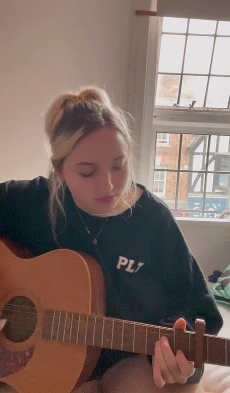 Shona Colson model top image