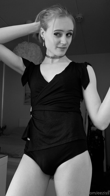 eeziss naked model photo