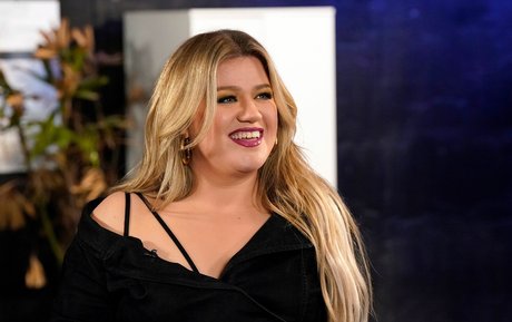 Kelly Clarkson beautiful pornstar photos