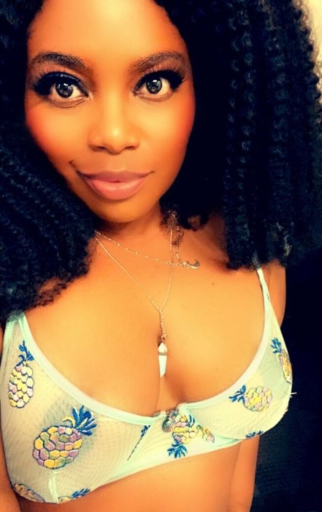 ohlivvynoir sexy pornstar pictures