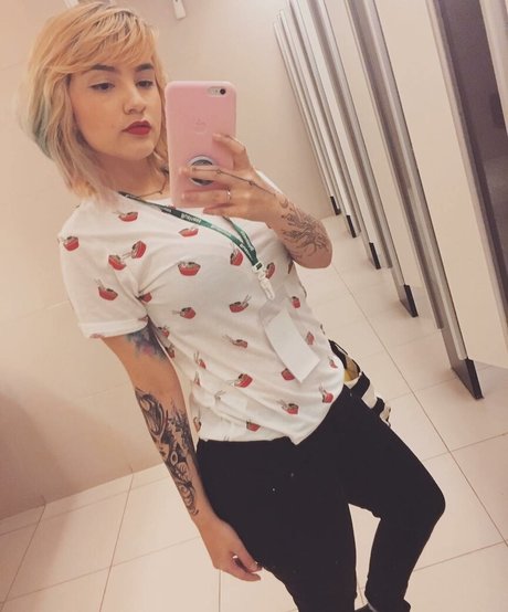 Riyuuka nude star photo