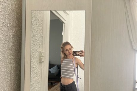 Seckooh model erotic image