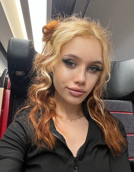 lesbian kissing onlyfans sexy nude pics