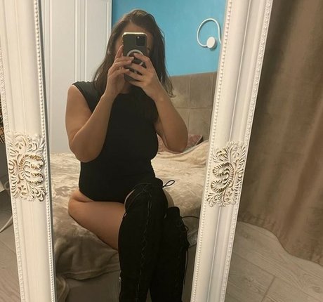 Ella Mom art actress photo