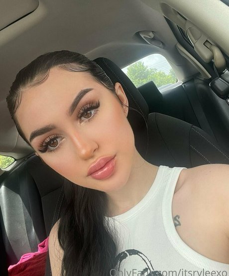 itsazaleaxo actress pics