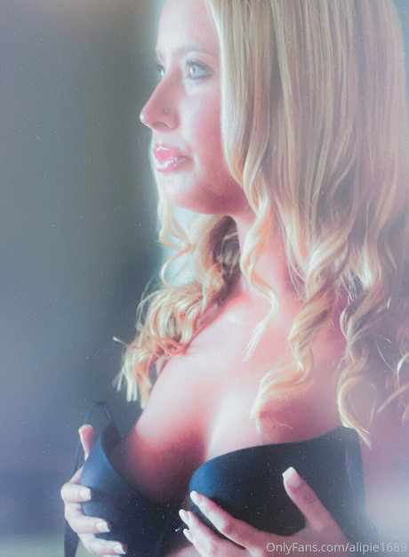 alipie1689 naked model pics