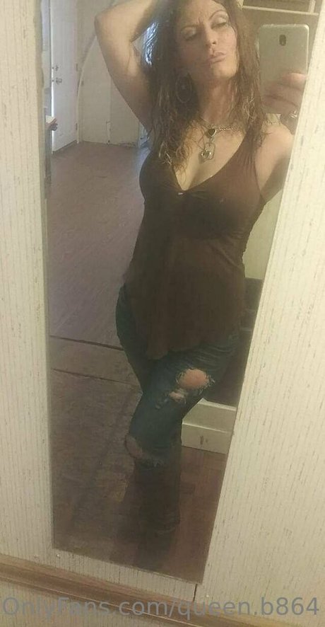 queen b864 model nudes image