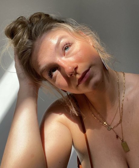 Hannah Alyssa Woods erotic model pic