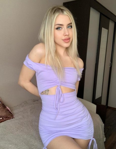 Eva Holiday pornstar photo