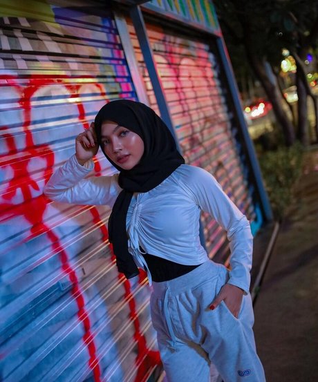 oklinfia beautiful model image