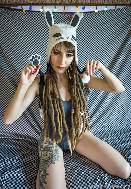 whiskey shotz top model image