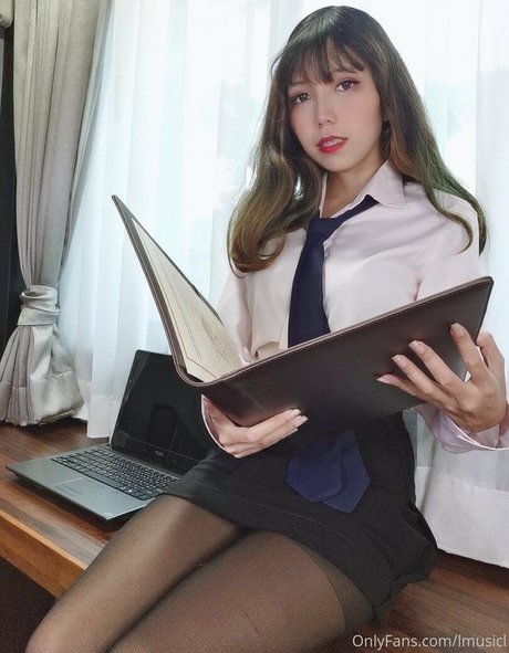 lmusicl pretty model image