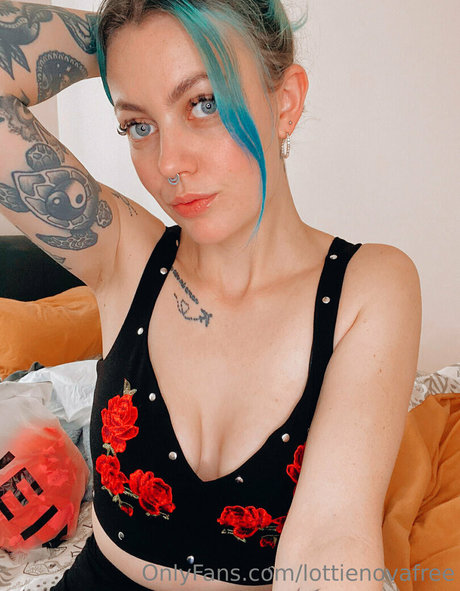 lottienovafree sexy model photo