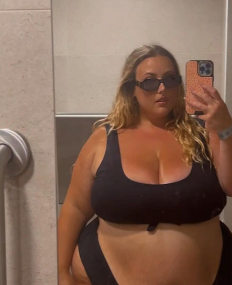 juiceefruitee model naked photo