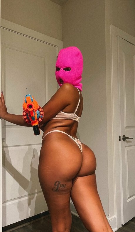 its queen model hot pics