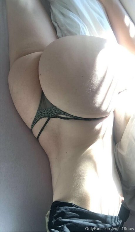 emis18now nudes model image