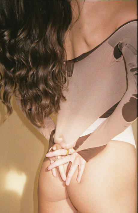 Izzybizzyspider adult actress img