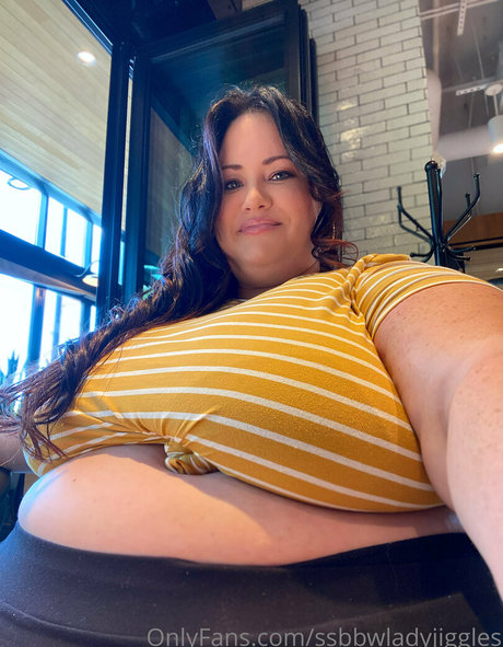 ssbbwladyjiggles star naked photo
