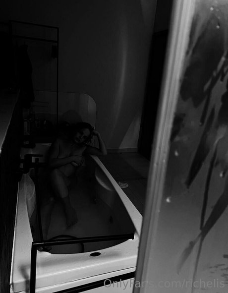 richelis naked star photo