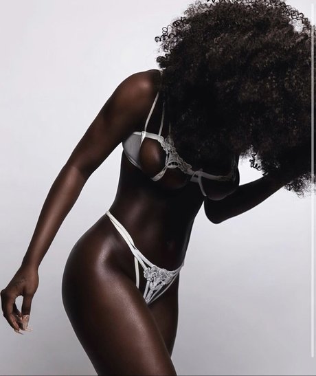 Yanjusofine model top photos