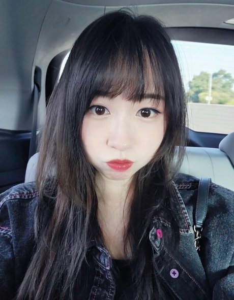 lolnatsumiii model pornographic image